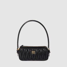 미우미우 여성 마테라쎄 나파 가죽 파우치 - Miumiu Womens Matelasse Nappa Leather Pouch - mib13302x
