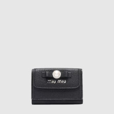 미우미우 여성 펄 보우 로고 트리폴드 지갑 - Miumiu Womens Pearl Bow Logo Trifold Wallet - miw698x
