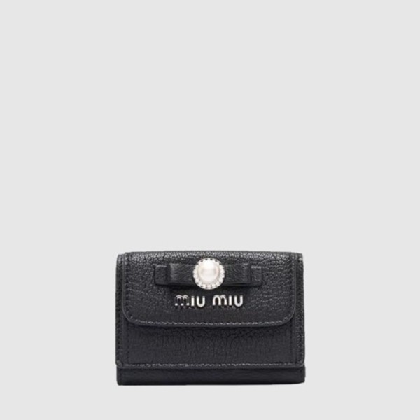 미우미우 여성 펄 보우 로고 트리폴드 지갑 - Miumiu Womens Pearl Bow Logo Trifold Wallet - miw698x